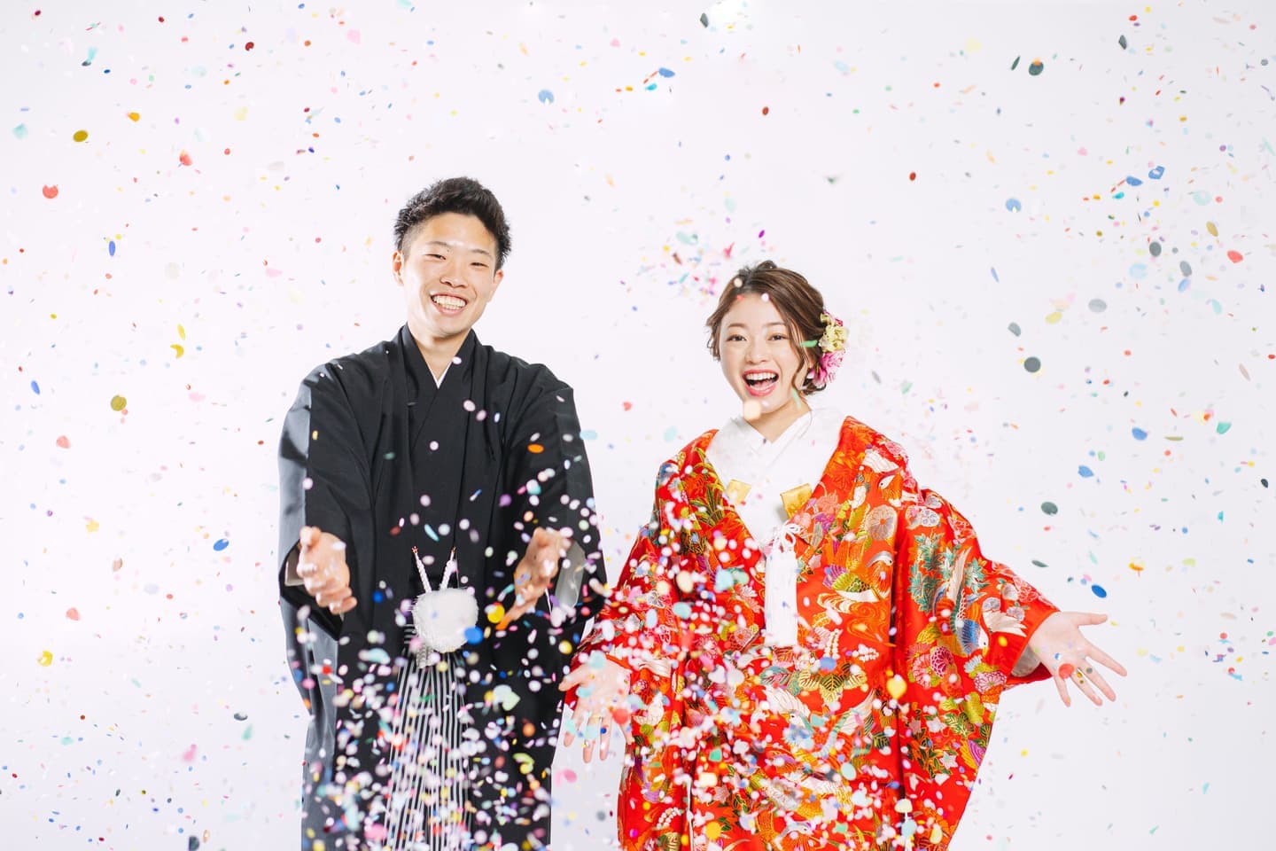 軽井沢のアールビースタジオで撮影するコンフェッティを使用したウェディング