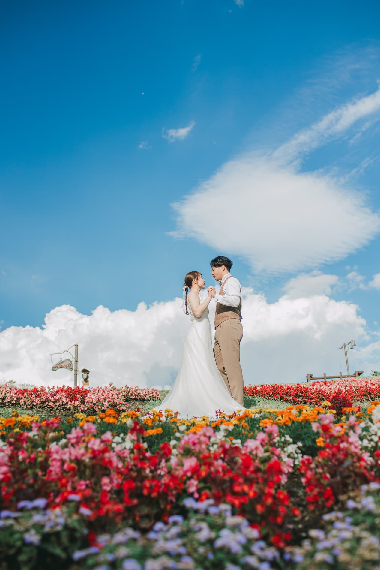 軽井沢の花畑でウェディングフォト