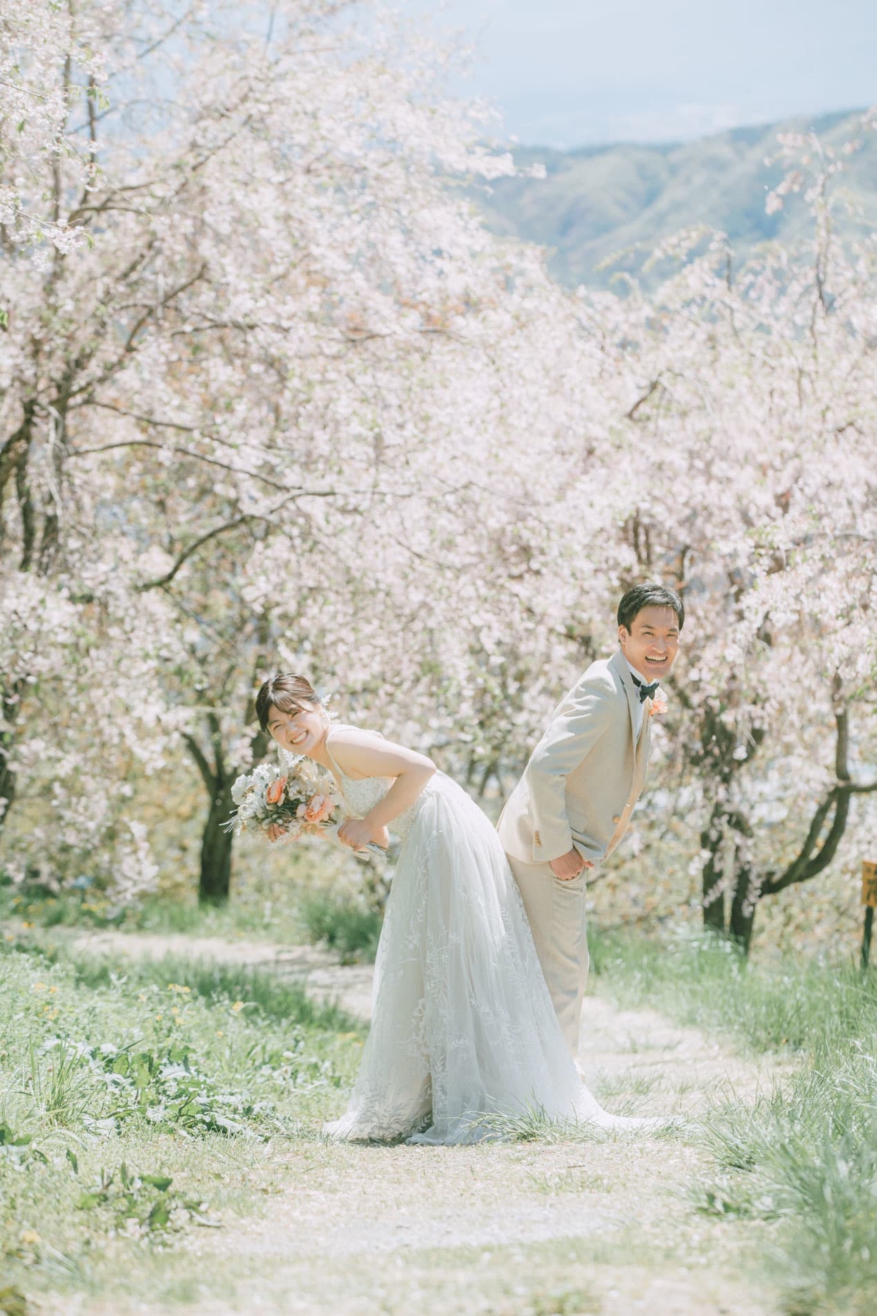 春の軽井沢で撮影するアールビースタジオのウェディング前撮り